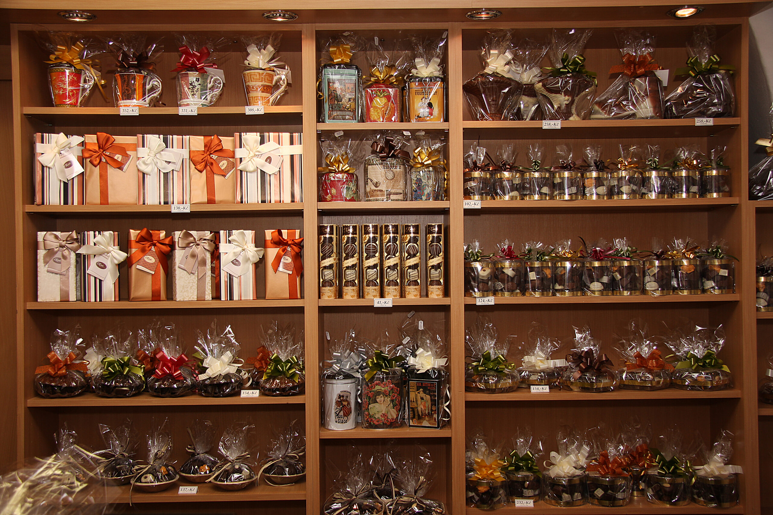 Kamila Chocolates se snaží balit své bonbony do zajímavých obalů. Kamila Chocolates se snaží balit své bonbony do zajímavých obalů.