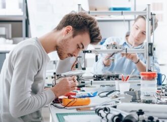 Absolvent techniky může nastoupit i za 40 000 korun