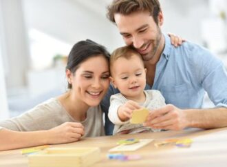 Schváleno: Rodičovský příspěvek se zvýší o 80 000 Kč