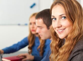 Mzdy zaměstnancům rostou, počet „volných“ lidí klesá