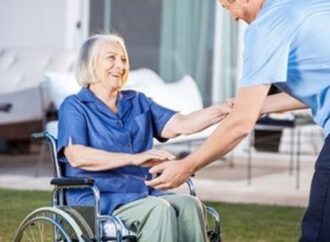 Dlouhodobé ošetřovné může pomoci rodinám