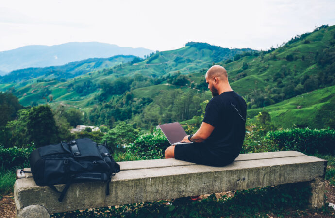 Digitální nomádi a daně: Jak podnikat na cestách legálně