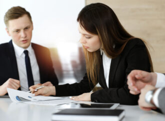 Problémy s fakturací společníka do vlastní společnosti